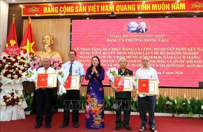 Đại tướng lương tam quang trao tặng huy hiệu cho đảng viên 80 năm tuổi Đảng hình ảnh 2 Dai tuong luong tam quang trao tang huy hieu cho dang vien 80 nam tuoi Dang hinh anh 2