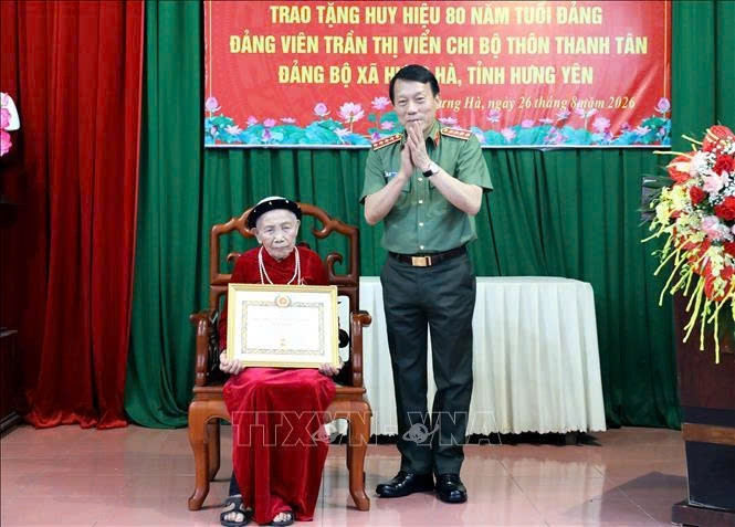 Đại tướng lương tam quang trao tặng huy hiệu cho đảng viên 80 năm tuổi Đảng hình ảnh 1 Dai tuong luong tam quang trao tang huy hieu cho dang vien 80 nam tuoi Dang hinh anh 1