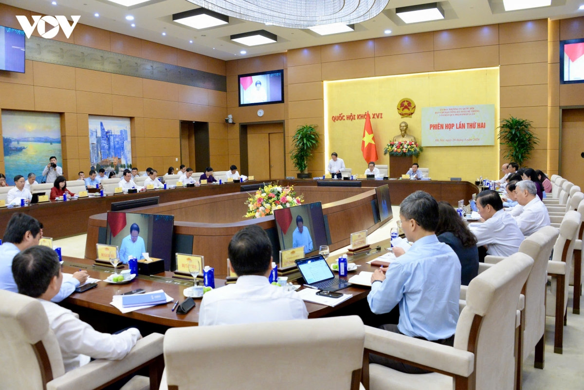 chu tich quoc hoi tran thanh man chu tri phien hop ra soat van ban phap luat hinh anh 3