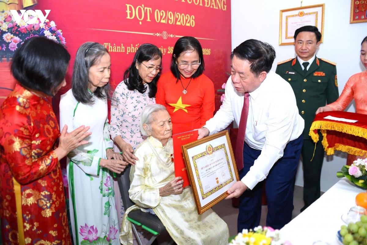 Dai tuong nguyen trong nghia trao huy hieu 80 nam tuoi Dang tai hue hinh anh 3