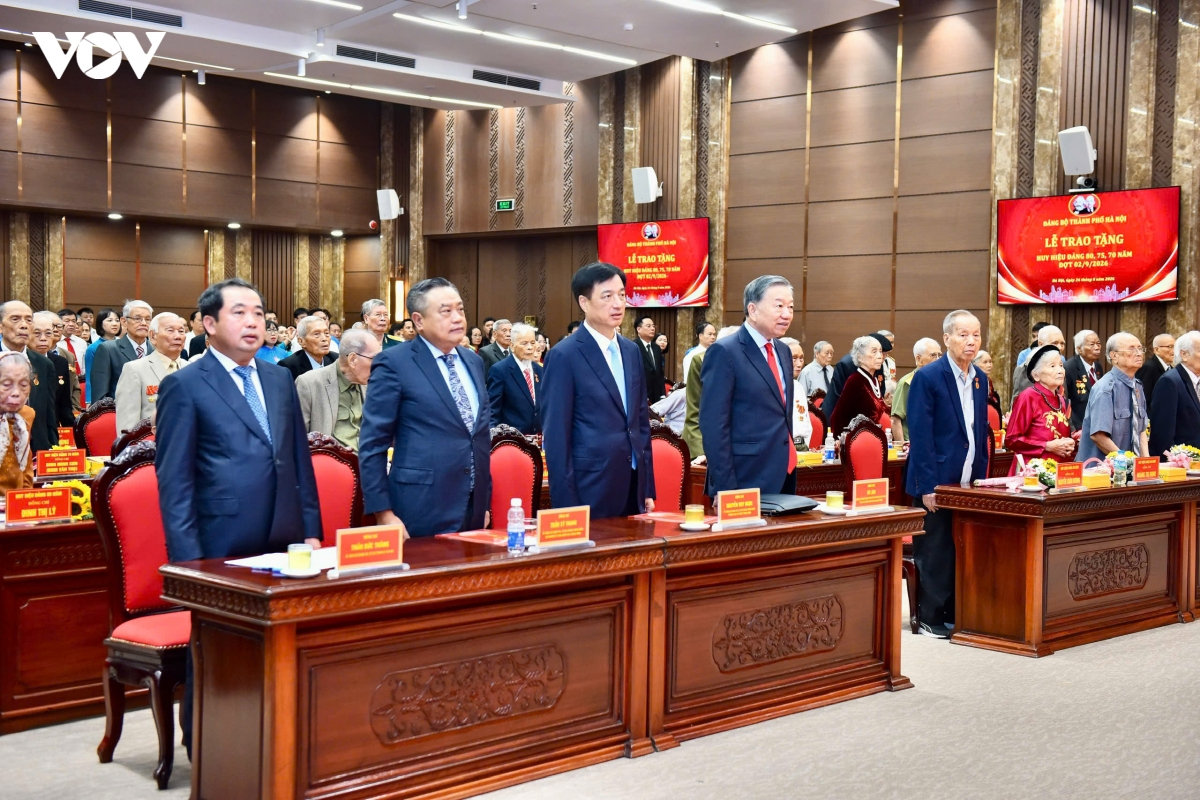 tổng bí thư, chủ tịch nước dự lễ trao tặng huy hiệu Đảng tại Đảng bộ tp hà nội hình ảnh 1 tong bi thu, chu tich nuoc du le trao tang huy hieu Dang tai Dang bo tp ha noi hinh anh 1