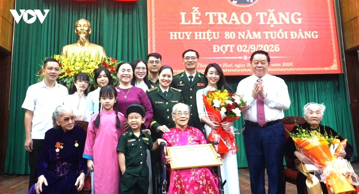 Dai tuong nguyen trong nghia trao huy hieu 80 nam tuoi Dang tai hue hinh anh 4