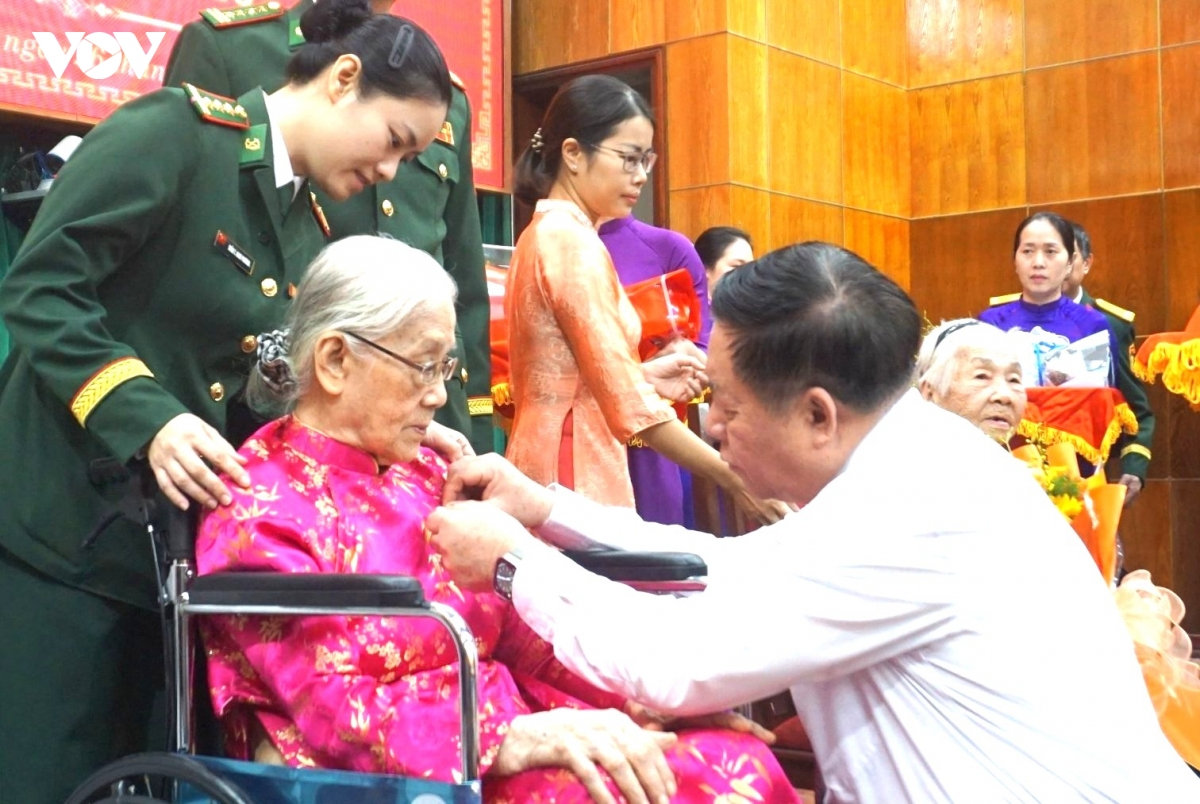 Dai tuong nguyen trong nghia trao huy hieu 80 nam tuoi Dang tai hue hinh anh 1