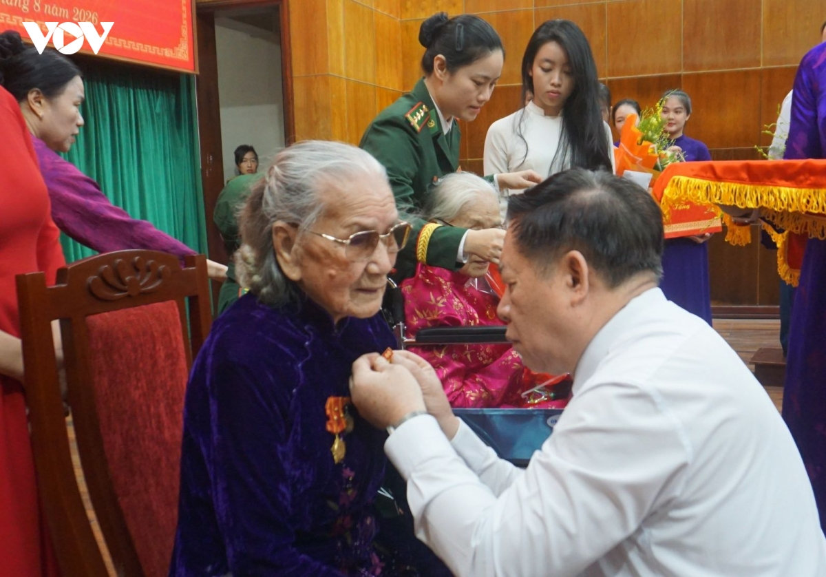 Dai tuong nguyen trong nghia trao huy hieu 80 nam tuoi Dang tai hue hinh anh 2