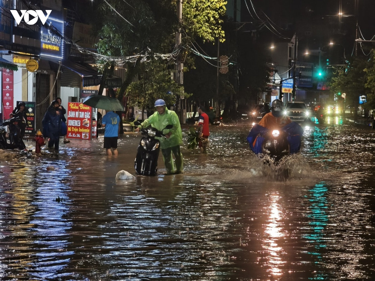 mua lon gay ngap nang nhieu tuyen pho tai phuong Dien bien phu, tinh Dien bien hinh anh 1