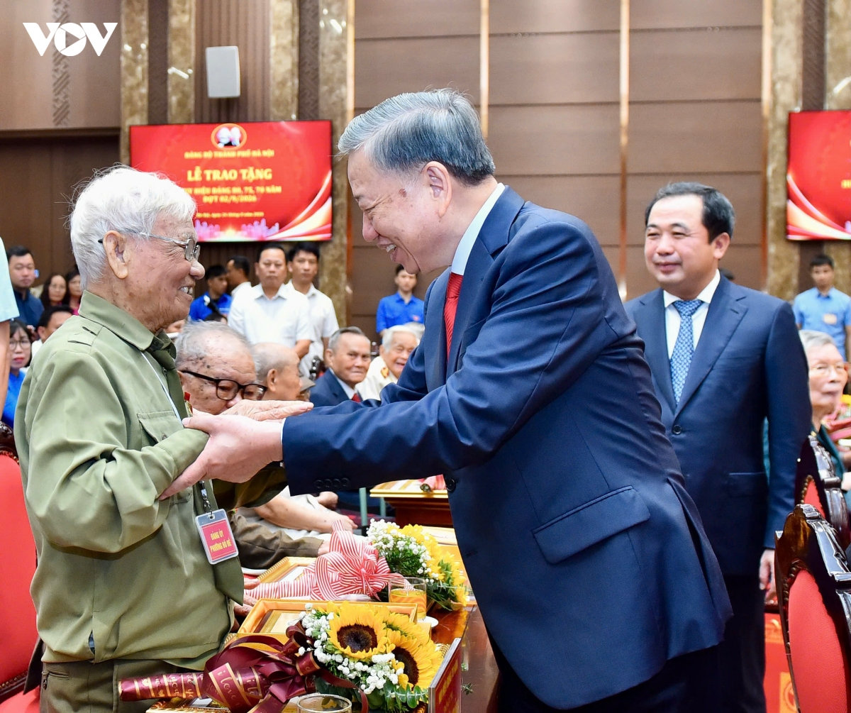 tổng bí thư, chủ tịch nước dự lễ trao tặng huy hiệu Đảng tại Đảng bộ tp hà nội hình ảnh 2 tong bi thu, chu tich nuoc du le trao tang huy hieu Dang tai Dang bo tp ha noi hinh anh 2
