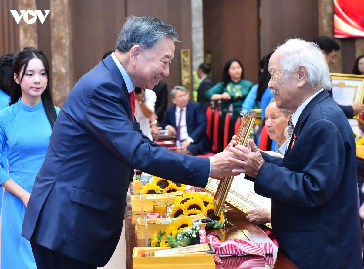 tổng bí thư, chủ tịch nước dự lễ trao tặng huy hiệu Đảng tại Đảng bộ tp hà nội hình ảnh 3 tong bi thu, chu tich nuoc du le trao tang huy hieu Dang tai Dang bo tp ha noi hinh anh 3