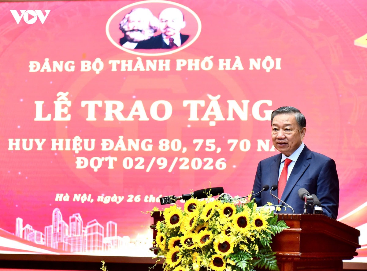 tổng bí thư, chủ tịch nước dự lễ trao tặng huy hiệu Đảng tại Đảng bộ tp hà nội hình ảnh 5 tong bi thu, chu tich nuoc du le trao tang huy hieu Dang tai Dang bo tp ha noi hinh anh 5