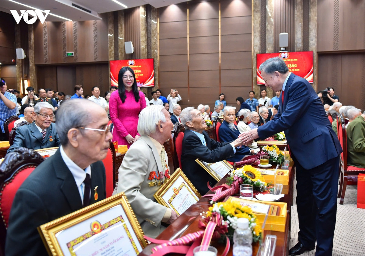 tổng bí thư, chủ tịch nước dự lễ trao tặng huy hiệu Đảng tại Đảng bộ tp hà nội hình ảnh 4 tong bi thu, chu tich nuoc du le trao tang huy hieu Dang tai Dang bo tp ha noi hinh anh 4