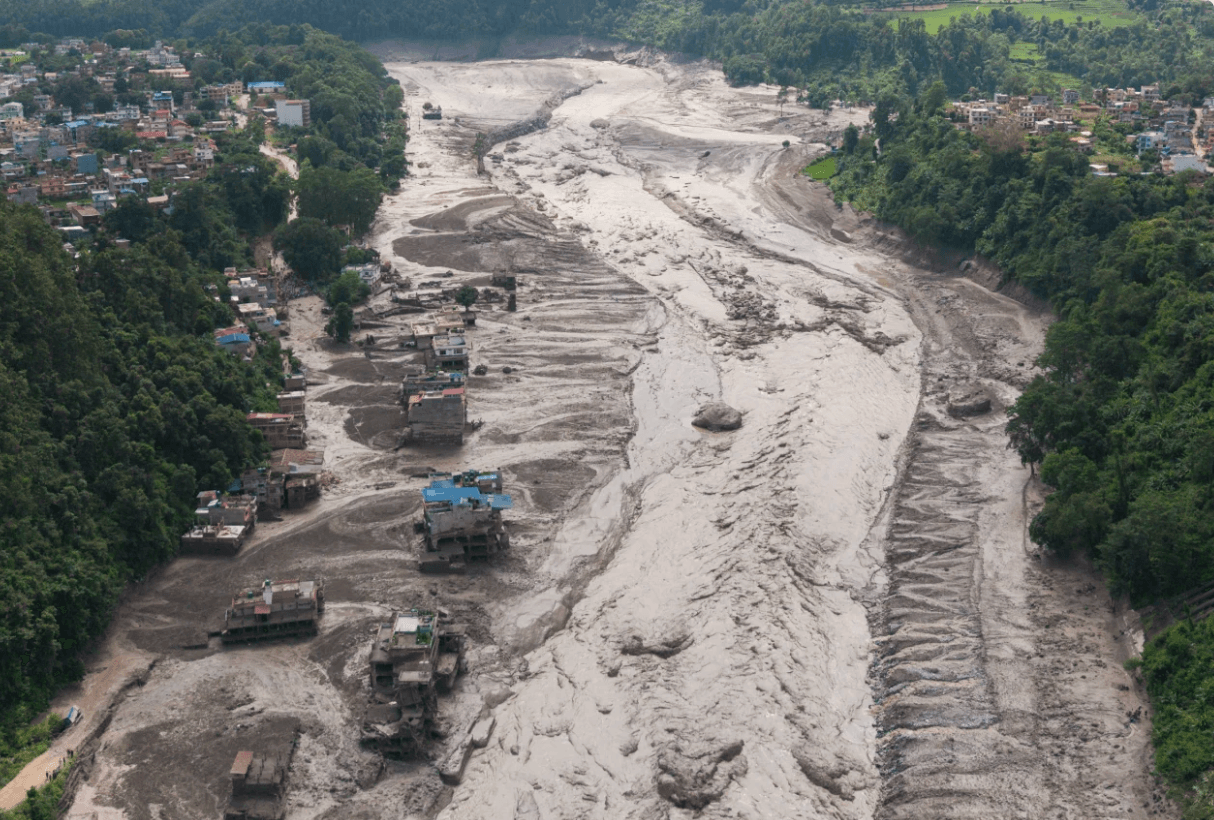 Bùn bao phủ khu nhà ở sau trận lũ quét tại Nepal. (Ảnh: Reuters)