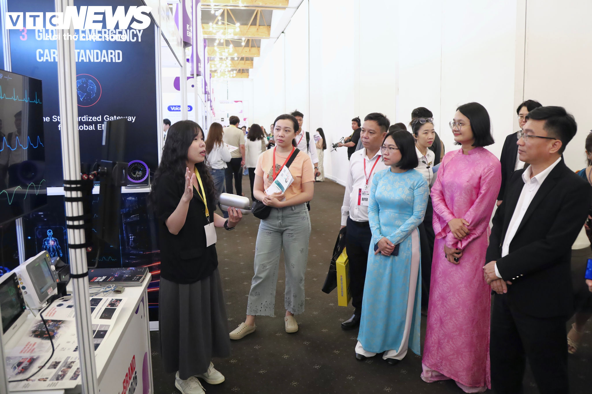 Ông Trần Trọng Tuyên, Phó Giám đốc Sở KH&CN TP HCM (bìa phải), cùng các đại biểu tham quan gian hàng tại triển lãm.