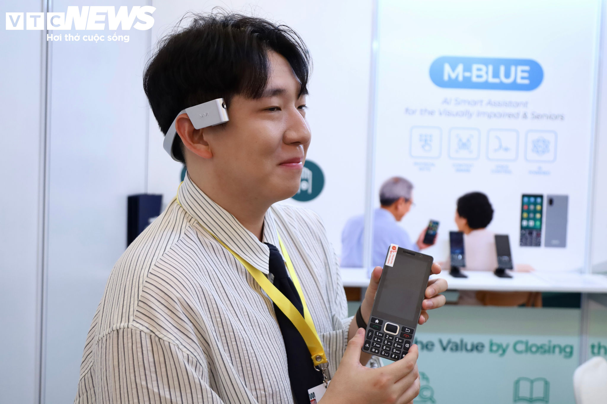 Thiết bị tai nghe tích hợp camera AI hỗ trợ người khiếm thị.