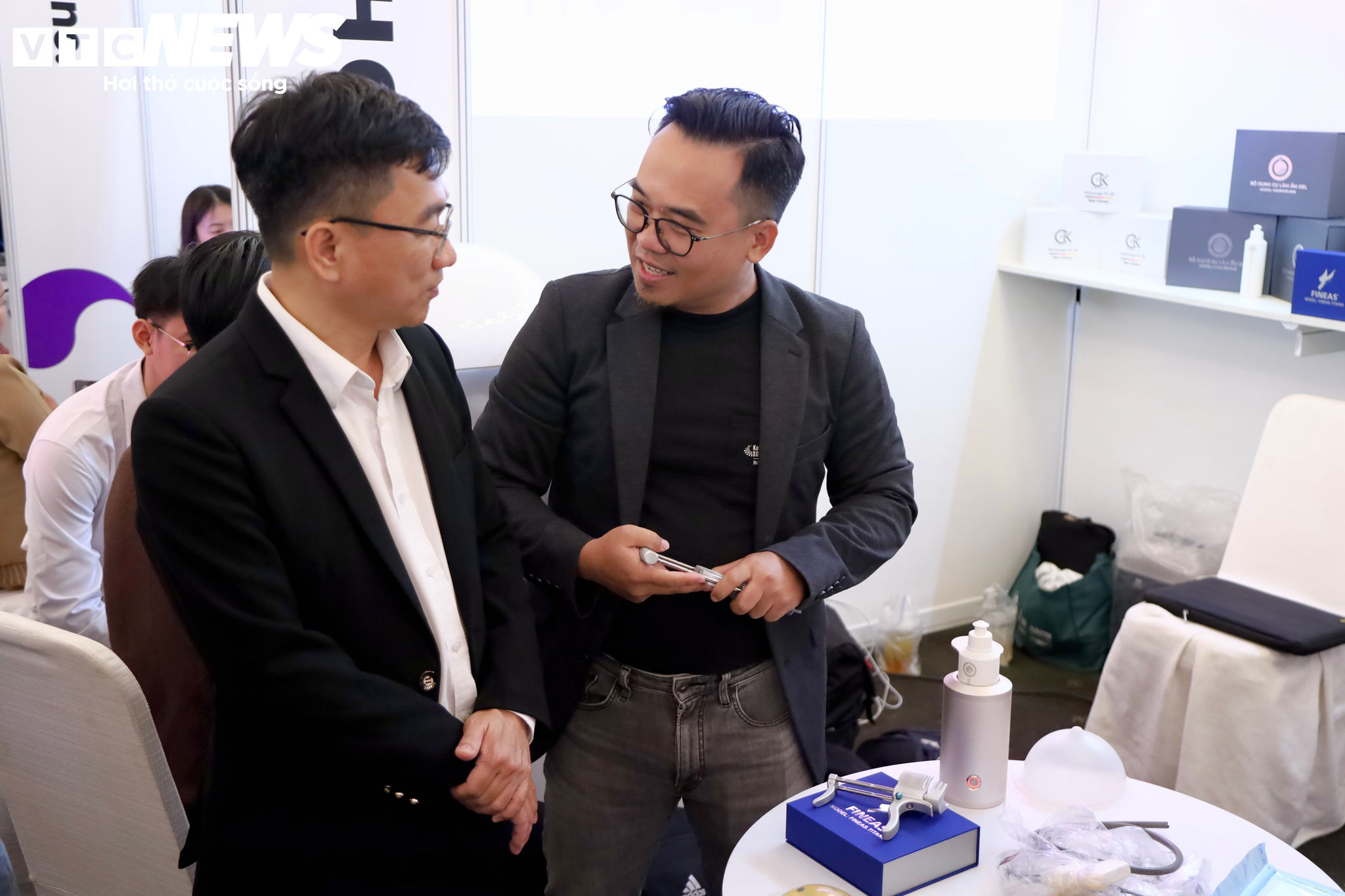 Ông Dương Đức Thiện, Founder & CEO TKT Research (bên phải) đang giới thiệu các sản phẩm của công ty.