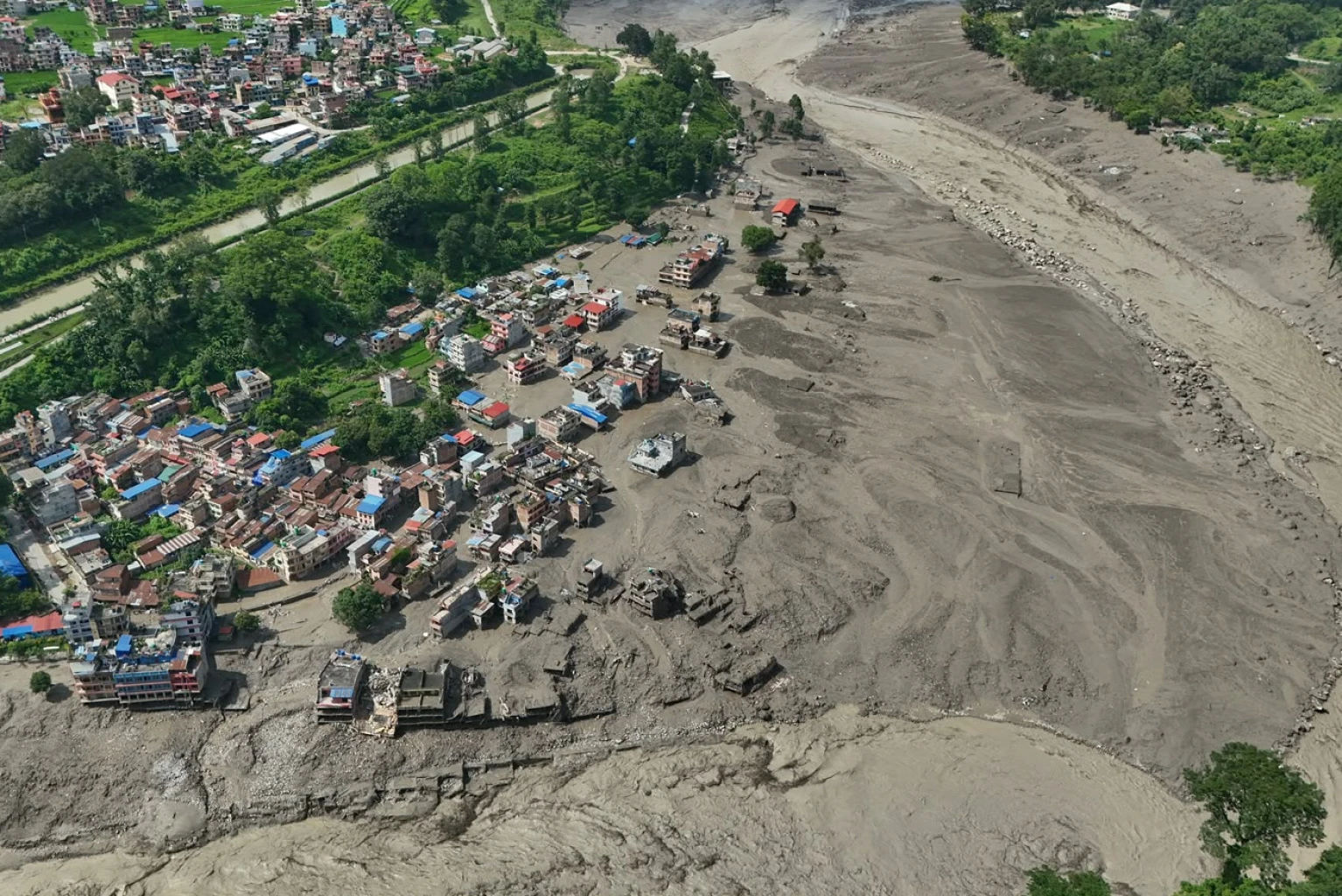 Nhà cửa bị hư hại sau trận lũ quét ở Nepal. (Ảnh: AP)