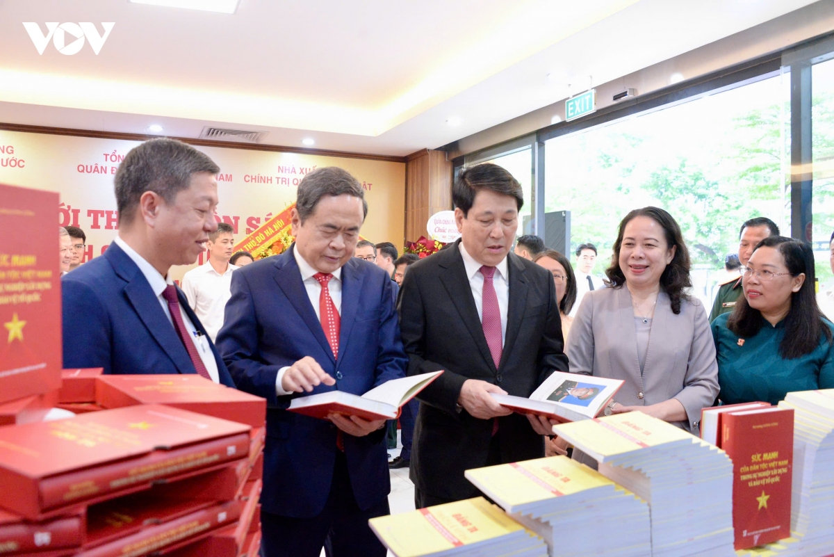 chủ tịch quốc hội dự lễ giới thiệu sách của nguyên chủ tịch nước lương cường hình ảnh 1 chu tich quoc hoi du le gioi thieu sach cua nguyen chu tich nuoc luong cuong hinh anh 1