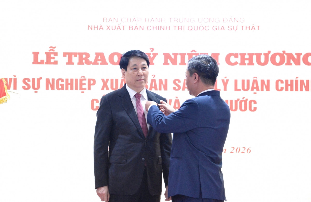 chủ tịch quốc hội dự lễ giới thiệu sách của nguyên chủ tịch nước lương cường hình ảnh 2 chu tich quoc hoi du le gioi thieu sach cua nguyen chu tich nuoc luong cuong hinh anh 2