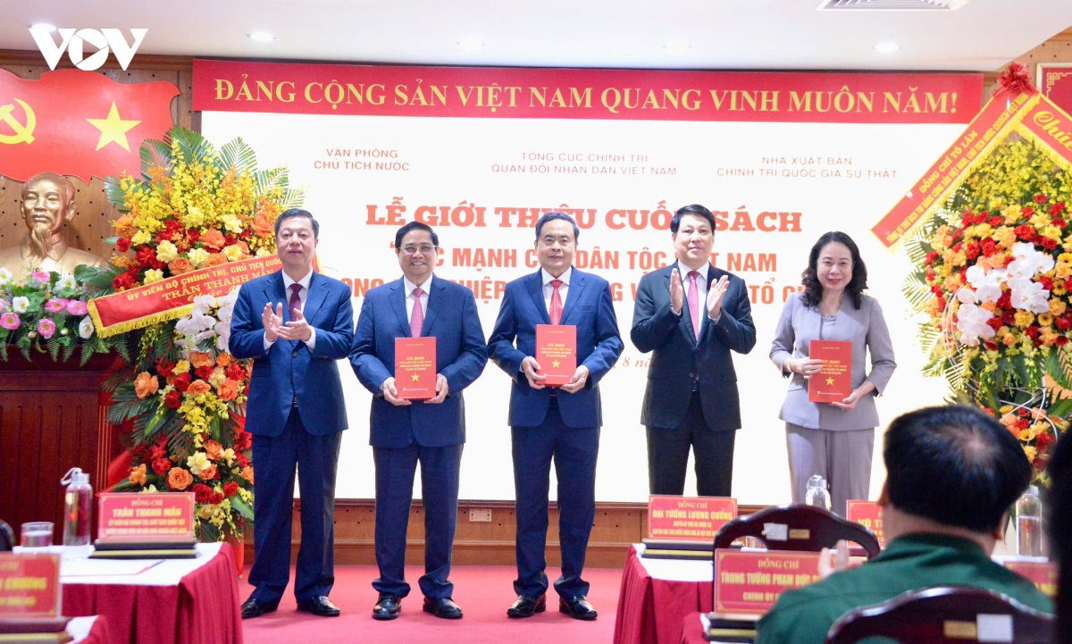 chủ tịch quốc hội dự lễ giới thiệu sách của nguyên chủ tịch nước lương cường hình ảnh 3 chu tich quoc hoi du le gioi thieu sach cua nguyen chu tich nuoc luong cuong hinh anh 3