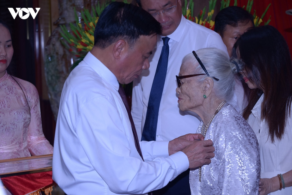 Đồng chí trần cẩm tú trao tặng huy hiệu 80 năm tuổi Đảng tại Đà nẵng hình ảnh 3 Dong chi tran cam tu trao tang huy hieu 80 nam tuoi Dang tai Da nang hinh anh 3