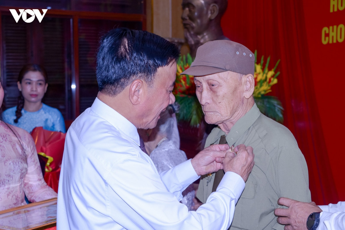 Đồng chí trần cẩm tú trao tặng huy hiệu 80 năm tuổi Đảng tại Đà nẵng hình ảnh 5 Dong chi tran cam tu trao tang huy hieu 80 nam tuoi Dang tai Da nang hinh anh 5