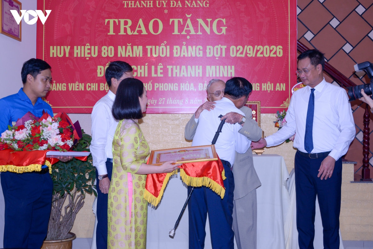 Đồng chí trần cẩm tú trao tặng huy hiệu 80 năm tuổi Đảng tại Đà nẵng hình ảnh 2 Dong chi tran cam tu trao tang huy hieu 80 nam tuoi Dang tai Da nang hinh anh 2