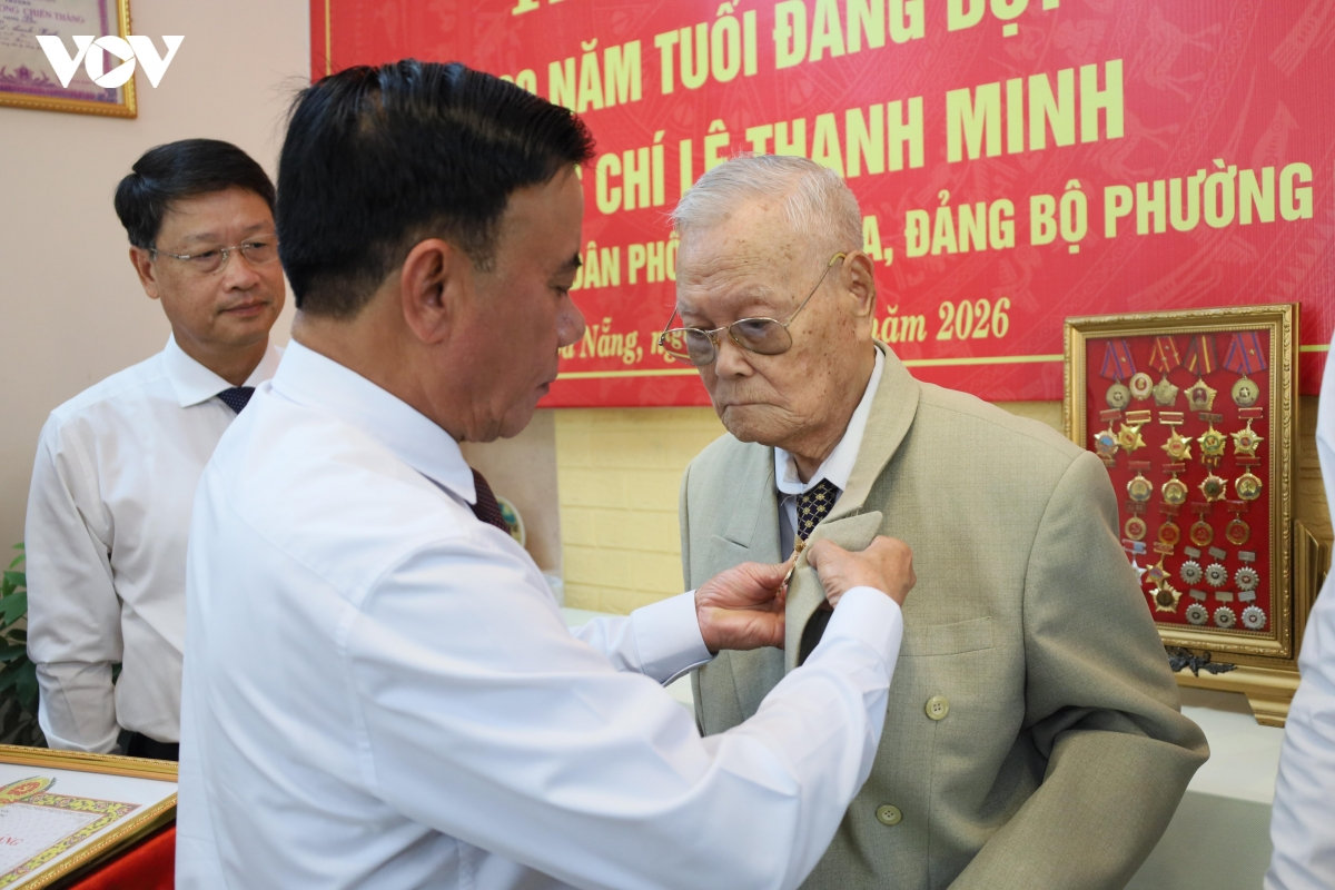 Đồng chí trần cẩm tú trao tặng huy hiệu 80 năm tuổi Đảng tại Đà nẵng hình ảnh 1 Dong chi tran cam tu trao tang huy hieu 80 nam tuoi Dang tai Da nang hinh anh 1
