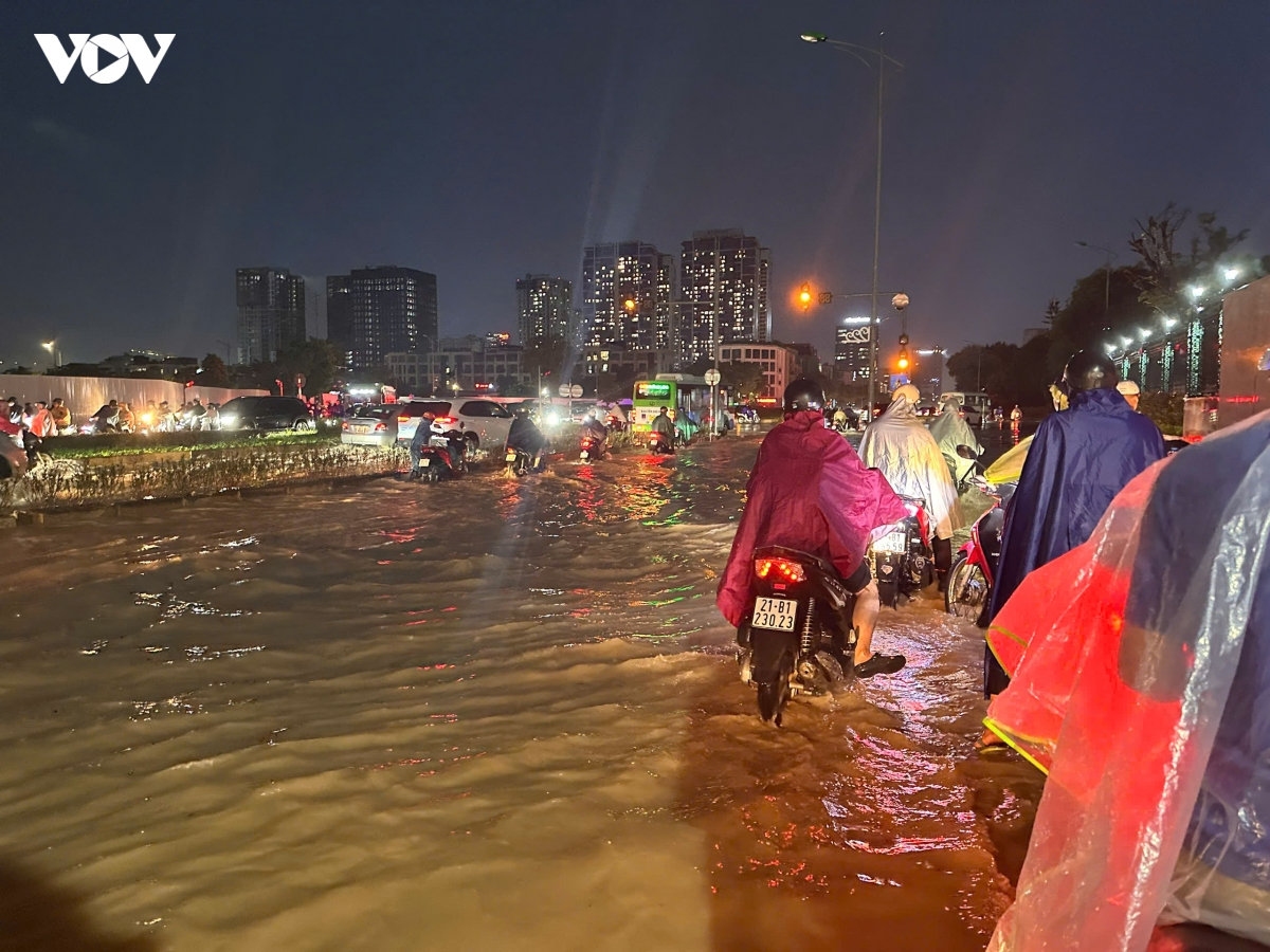 ha noi ngap cuc bo sau mua lon, giao thong chat vat gio tan tam hinh anh 12
