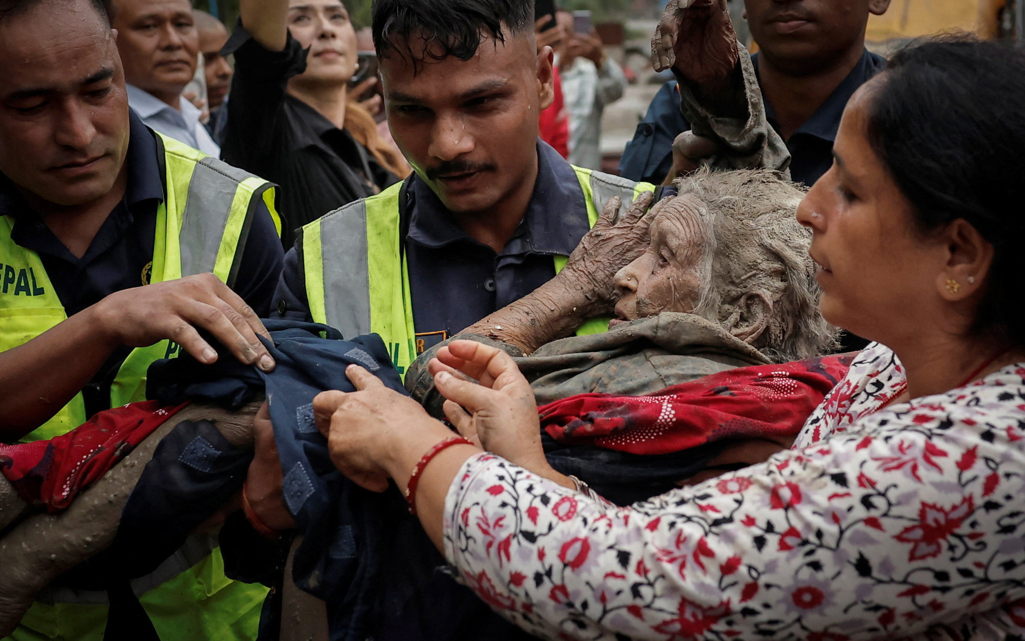 Người sống sót được đưa ra khỏi thảm hoạ lũ quét. (Ảnh: Reuters)