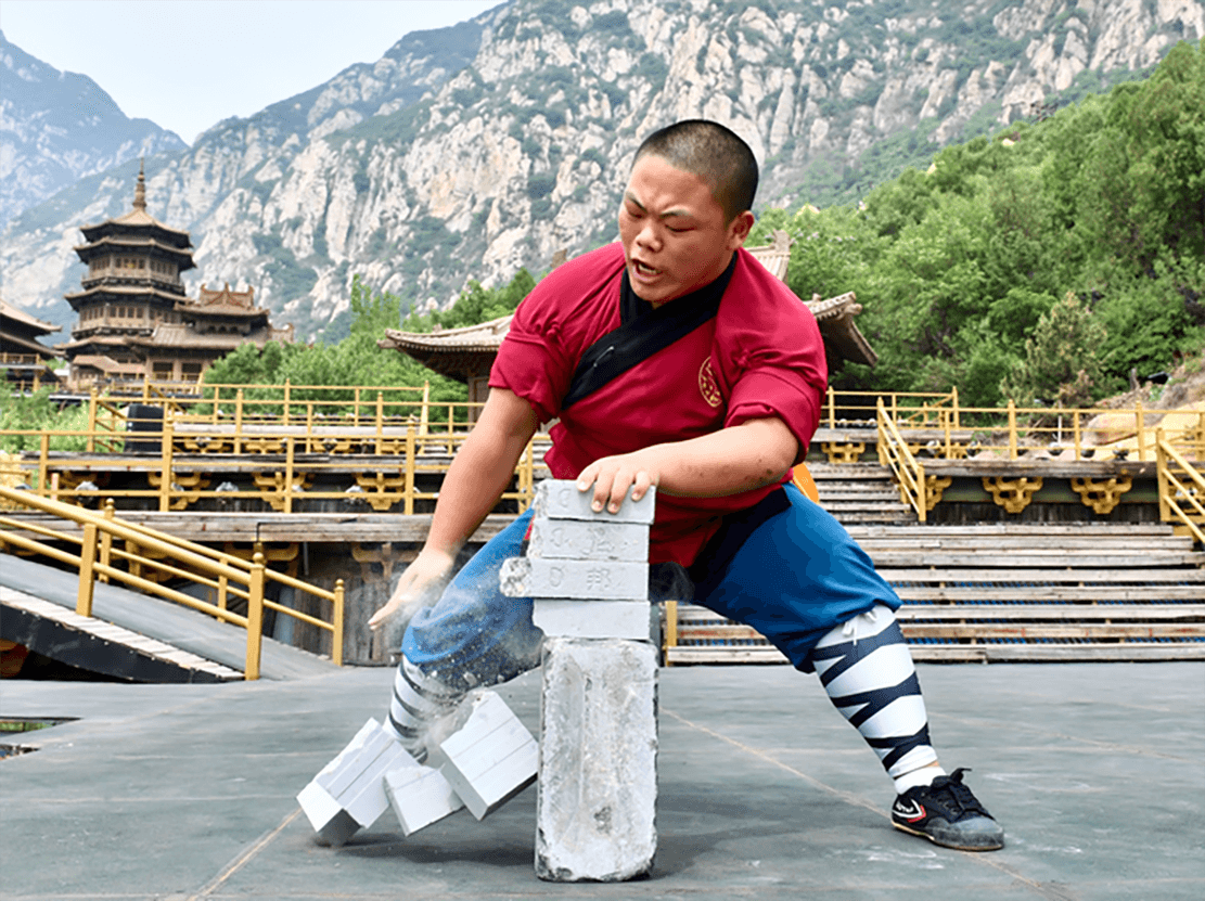 Ngày nay, các tiết mục chặt gạch vẫn xuất hiện ở các chương trình biểu diễn võ thuật