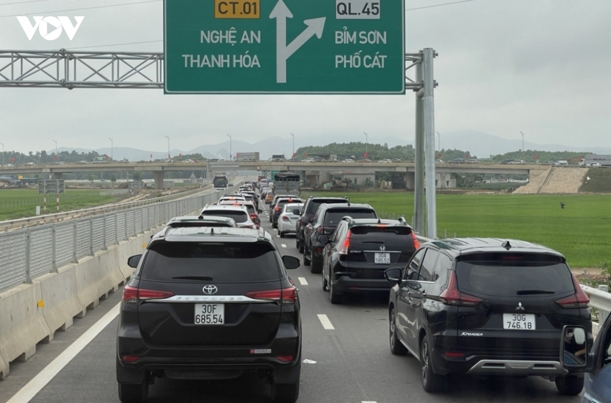 vì sao csgt xử lý xe không giữ khoảng cách an toàn trên cao tốc hình ảnh 1 vi sao csgt xu ly xe khong giu khoang cach an toan tren cao toc hinh anh 1