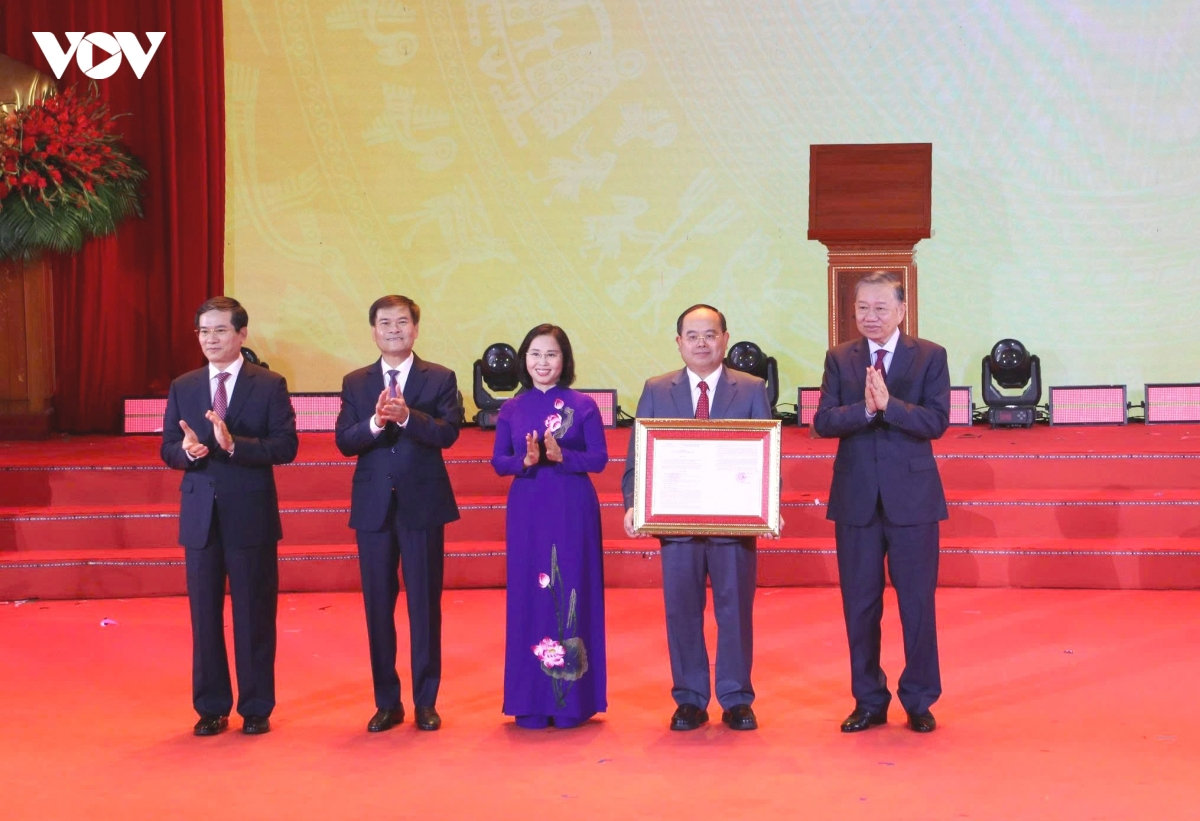 tong bi thu, chu tich nuoc to lam trao nghi quyet thanh lap thanh pho quang ninh hinh anh 3