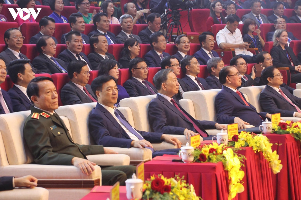 tong bi thu, chu tich nuoc to lam trao nghi quyet thanh lap thanh pho quang ninh hinh anh 1