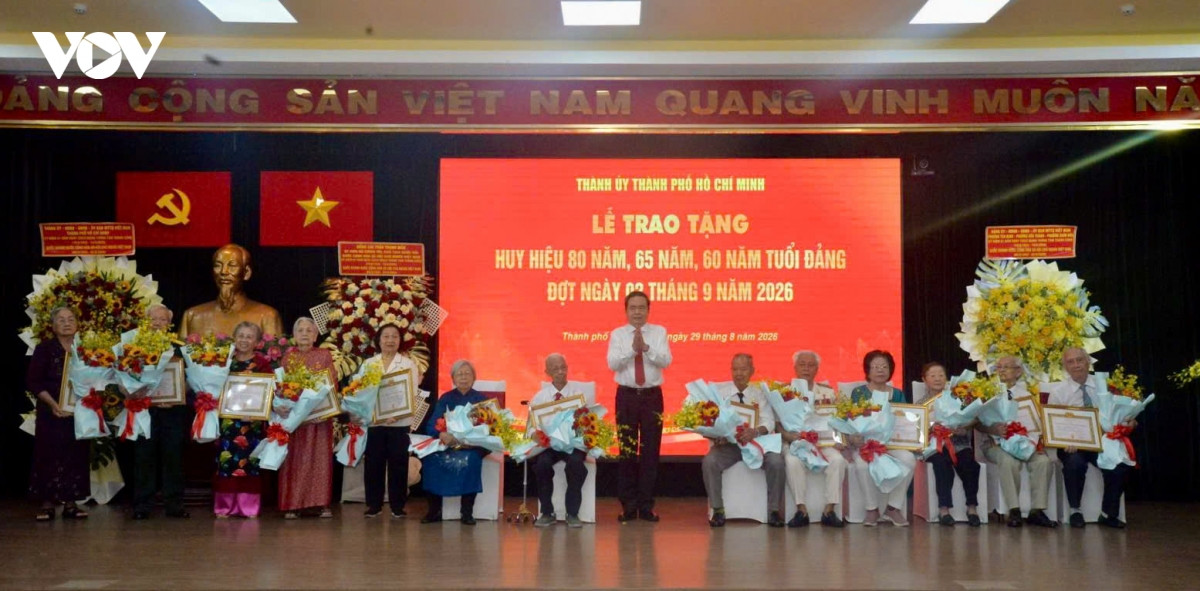 chủ tịch quốc hội giáo dục đảng viên trẻ noi theo các thế hệ đảng viên đi trước hình ảnh 2 chu tich quoc hoi giao duc dang vien tre noi theo cac the he dang vien di truoc hinh anh 2