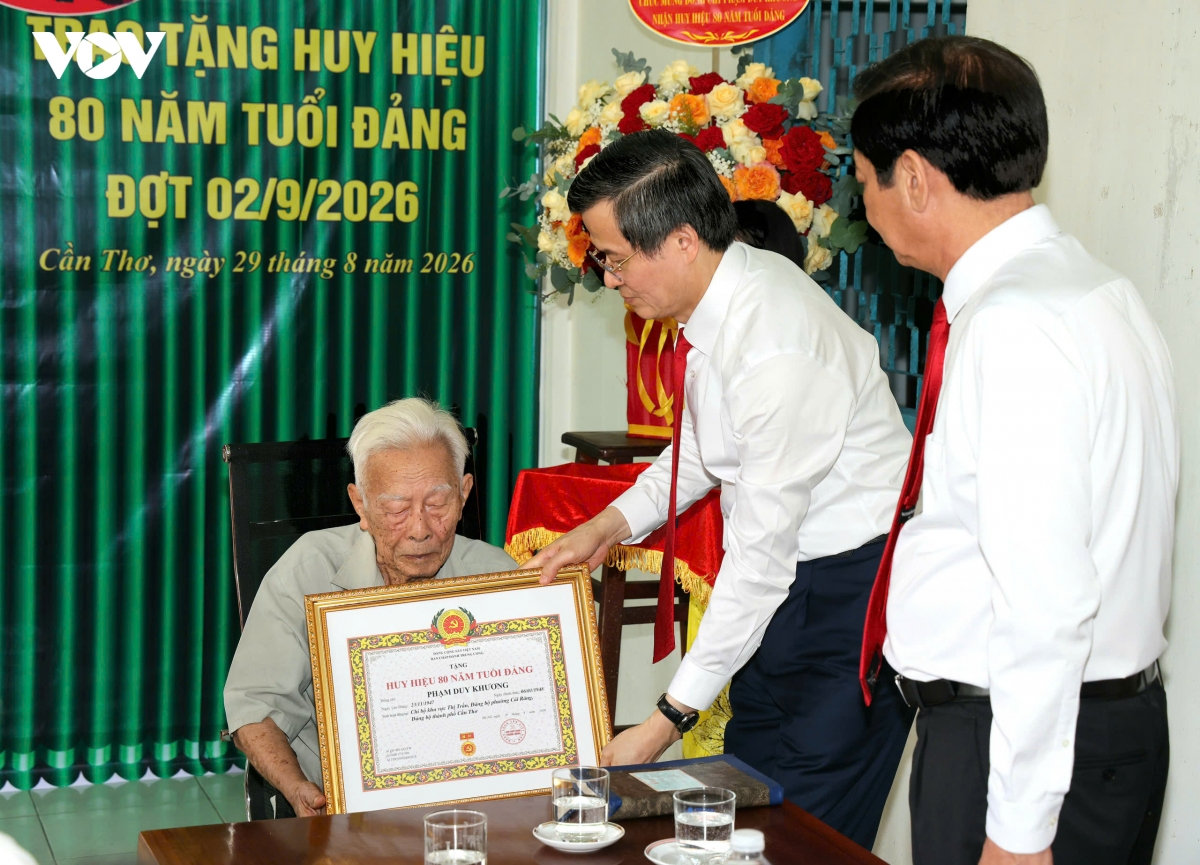 trao huy hiệu 80 năm tuổi Đảng tặng đảng viên lão thành tại cần thơ hình ảnh 1 trao huy hieu 80 nam tuoi Dang tang dang vien lao thanh tai can tho hinh anh 1