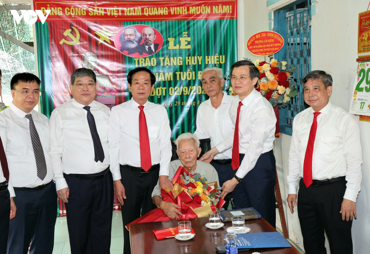 trao huy hiệu 80 năm tuổi Đảng tặng đảng viên lão thành tại cần thơ hình ảnh 2 trao huy hieu 80 nam tuoi Dang tang dang vien lao thanh tai can tho hinh anh 2