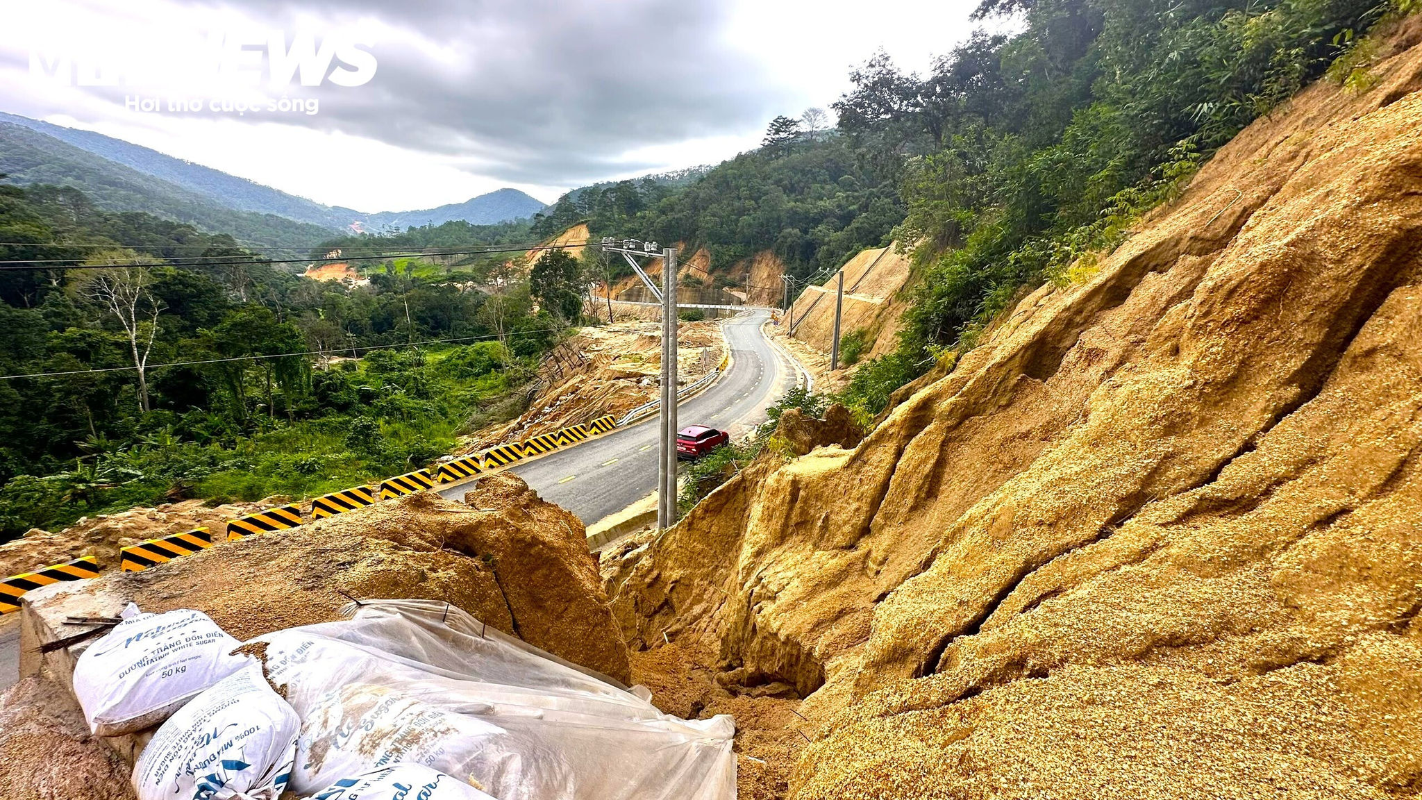 Từ trên cao, đất đá, đồi núi nứt nẻ khắp nơi và theo mưa chảy tràn xuống bên dưới thành những rãnh lớn.