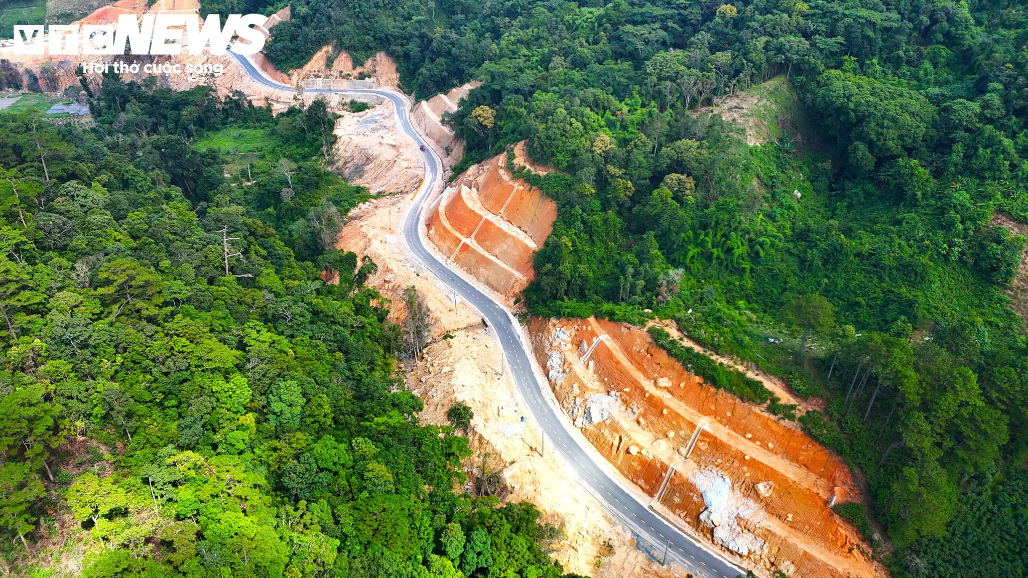 Đường ĐT722 dài khoảng 19km, một số vị trí taluy cao gần 20m bị nước mưa xói lở, tạo thành hàm ếch; nhiều đoạn khác bị nước bào mòn, đất đá nằm chơi vơi.