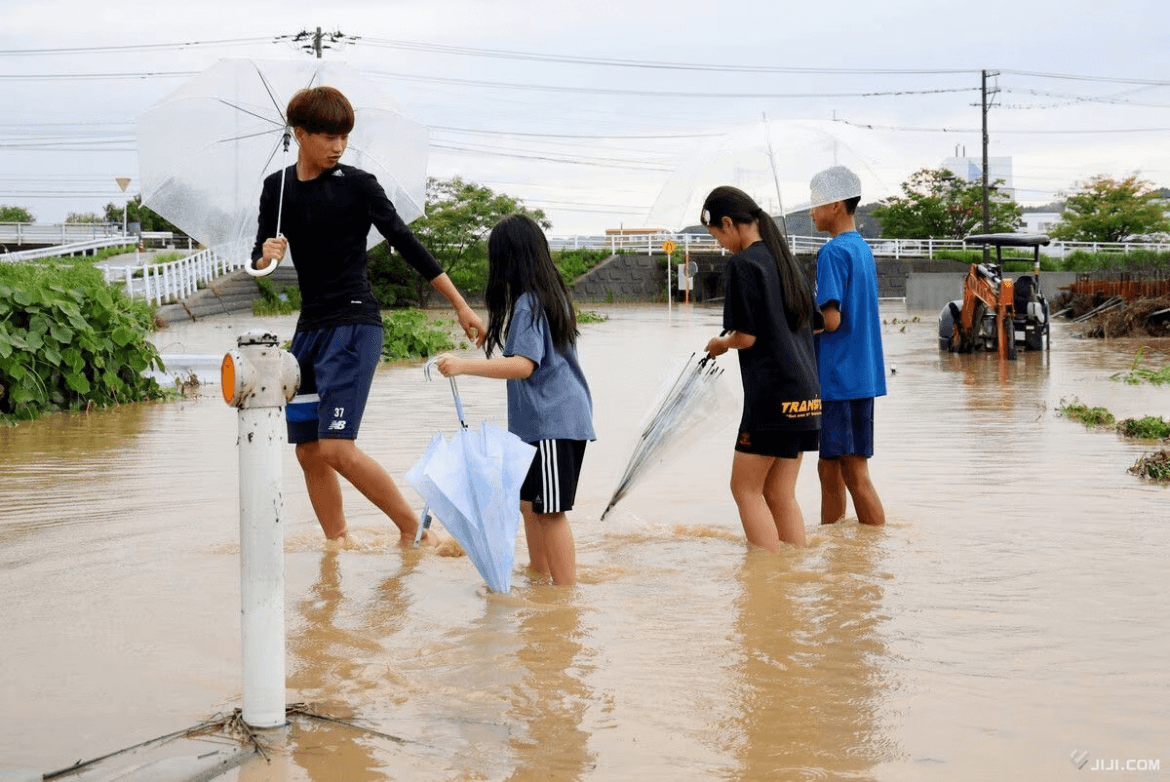 Nhiều khu vực của Toyama vẫn đang bị ngập sau những trận mưa dữ dội ngày 27/8. (Ảnh Jiji Press)