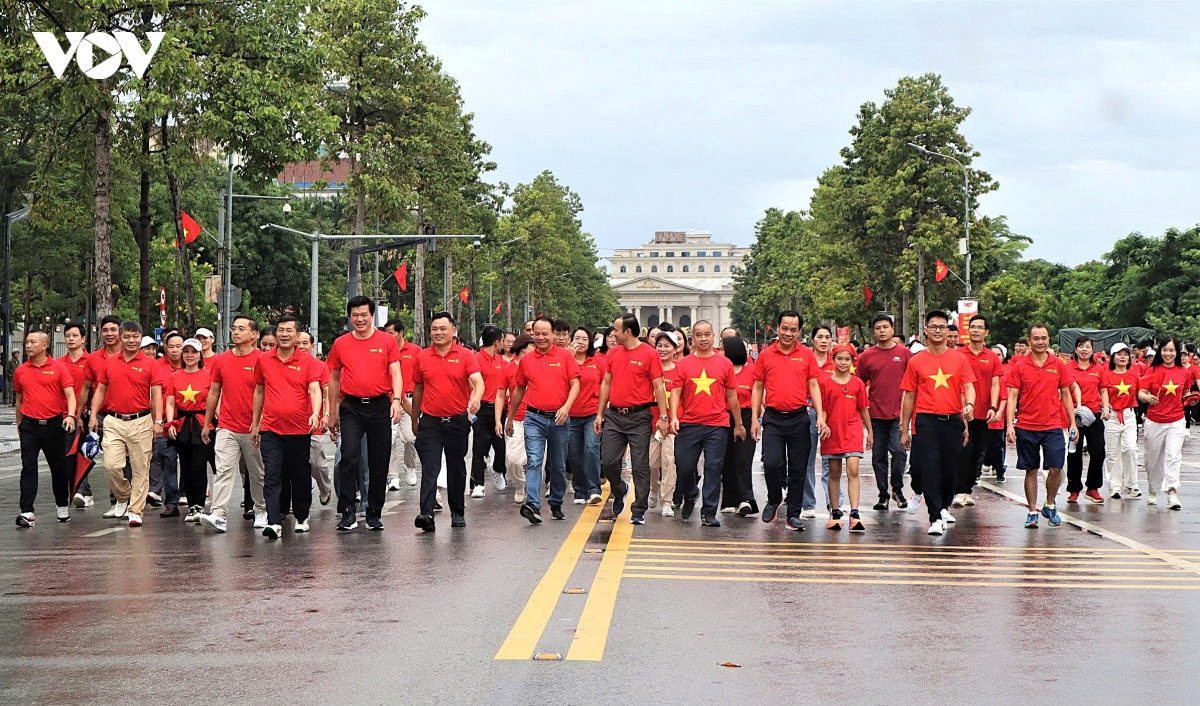  cung viet nam tien buoc 2026 - hanh trinh 10 ty buoc xanh hinh anh 1