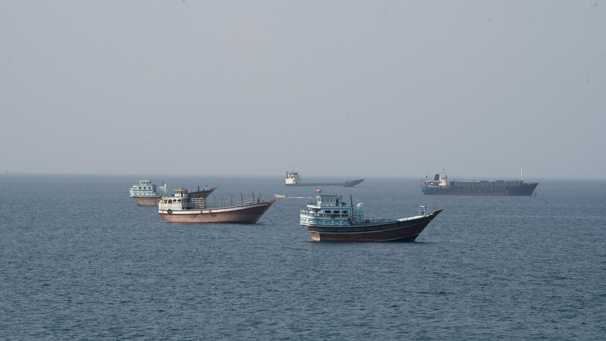 Tàu thuyền gần eo biển Hormuz. (Ảnh: Reuters)