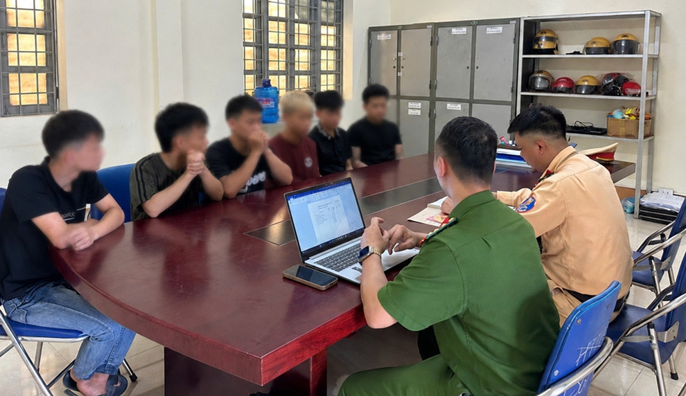 xuất hiện trên mạng xã hội với hình ảnh bốc đầu , nhóm thanh niên bị xử lý hình ảnh 1 xuat hien tren mang xa hoi voi hinh anh boc dau , nhom thanh nien bi xu ly hinh anh 1