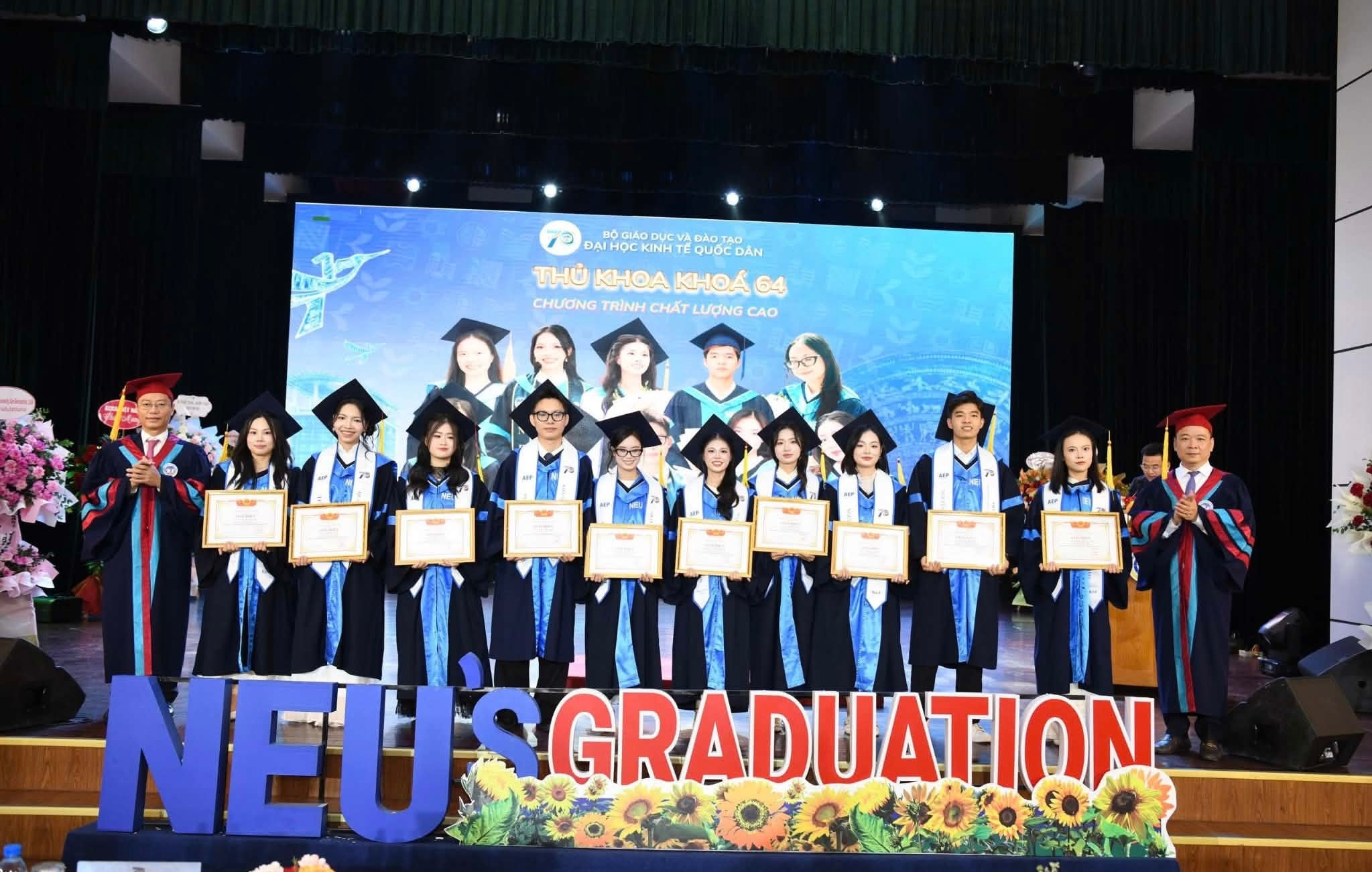 Từ một sinh viên bước vào đại học với không ít bỡ ngỡ, Ngọc Mai kết thúc 4 năm học với danh hiệu thủ khoa đầu ra ngành Kiểm toán, GPA 4.0/4.0.