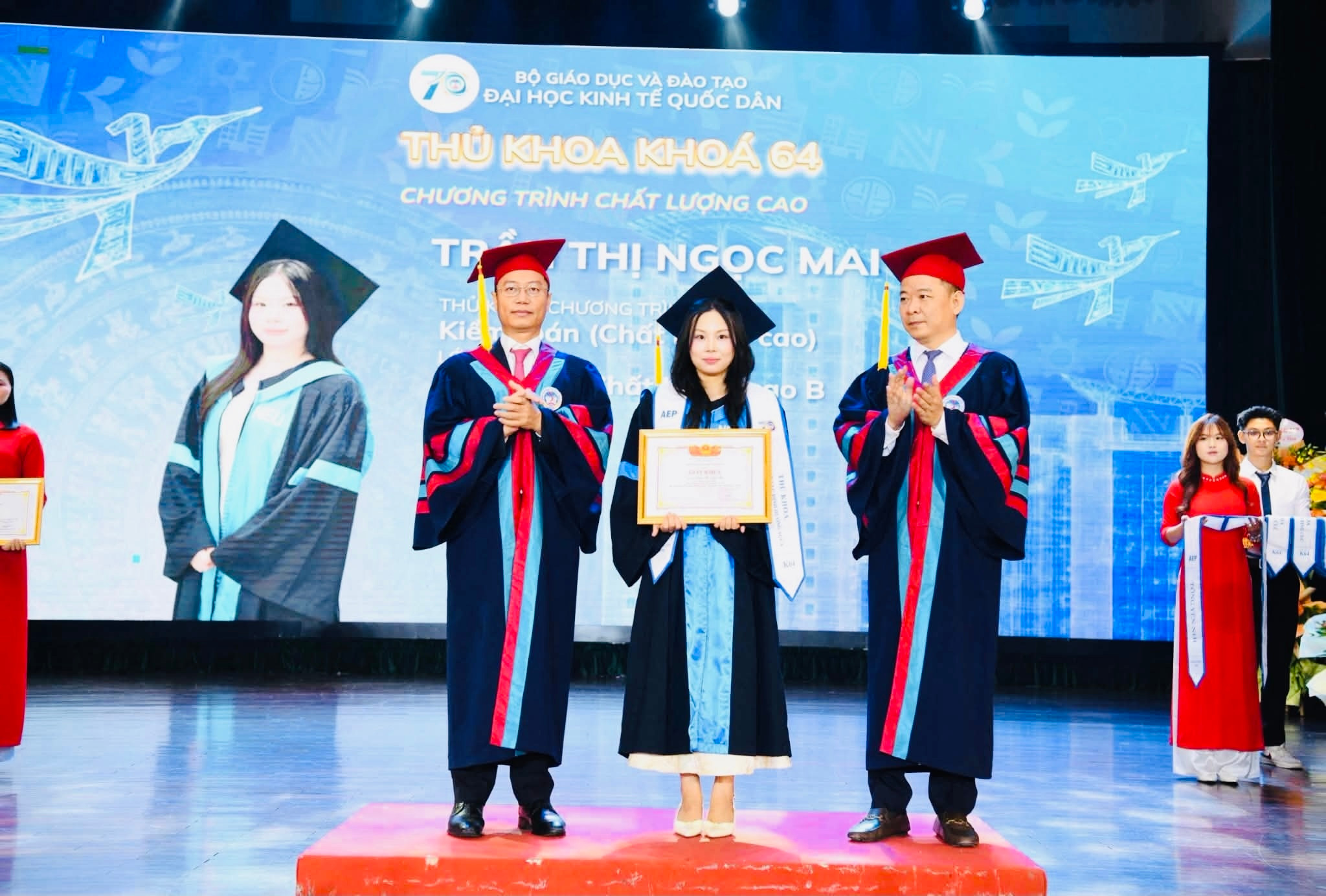Tân cử nhân Trần Thị Ngọc Mai nhận giấy khen trong lễ tốt nghiệp.