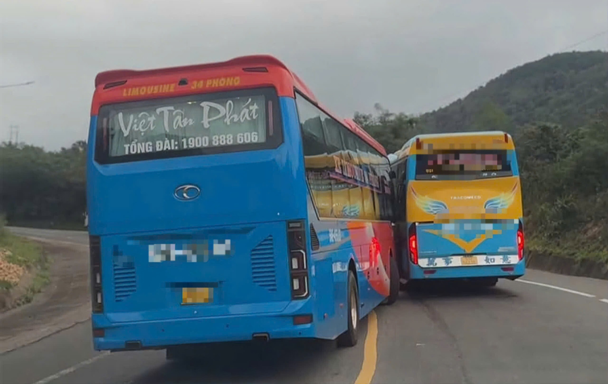 Xe khách lấn làn, vượt ẩu trên đèo Mang Yang. (Ảnh: MXH)