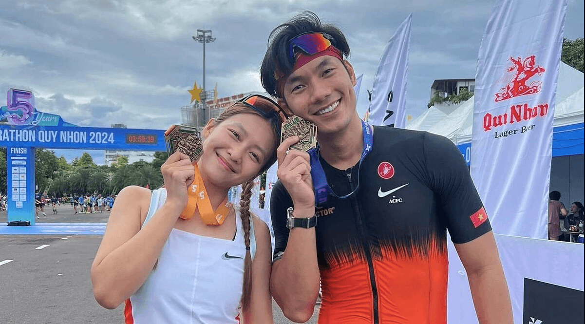 Nữ diễn viên từng tham gia các giải chạy. Năm 2024, cô và Nhan Phúc Vinh cùng góp mặt tại VnExpress Marathon Quy Nhơn. Khi đó, hình ảnh hai người cùng xuất hiện trong một hoạt động thể thao chưa khiến công chúng đặc biệt chú ý. Sau khi mối quan hệ được công khai, khoảnh khắc này được khán giả tìm lại.