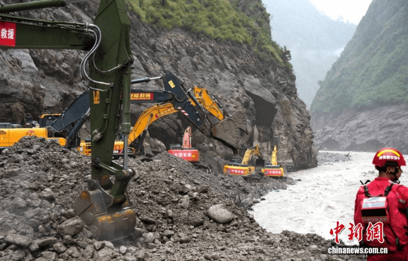 Máy xúc của lực lượng cứu hộ Trung Quốc dọn dẹp tuyến đường dẫn đến cửa khẩu Cát Long, Tây Tạng ngày 29/8. (Ảnh: China News)