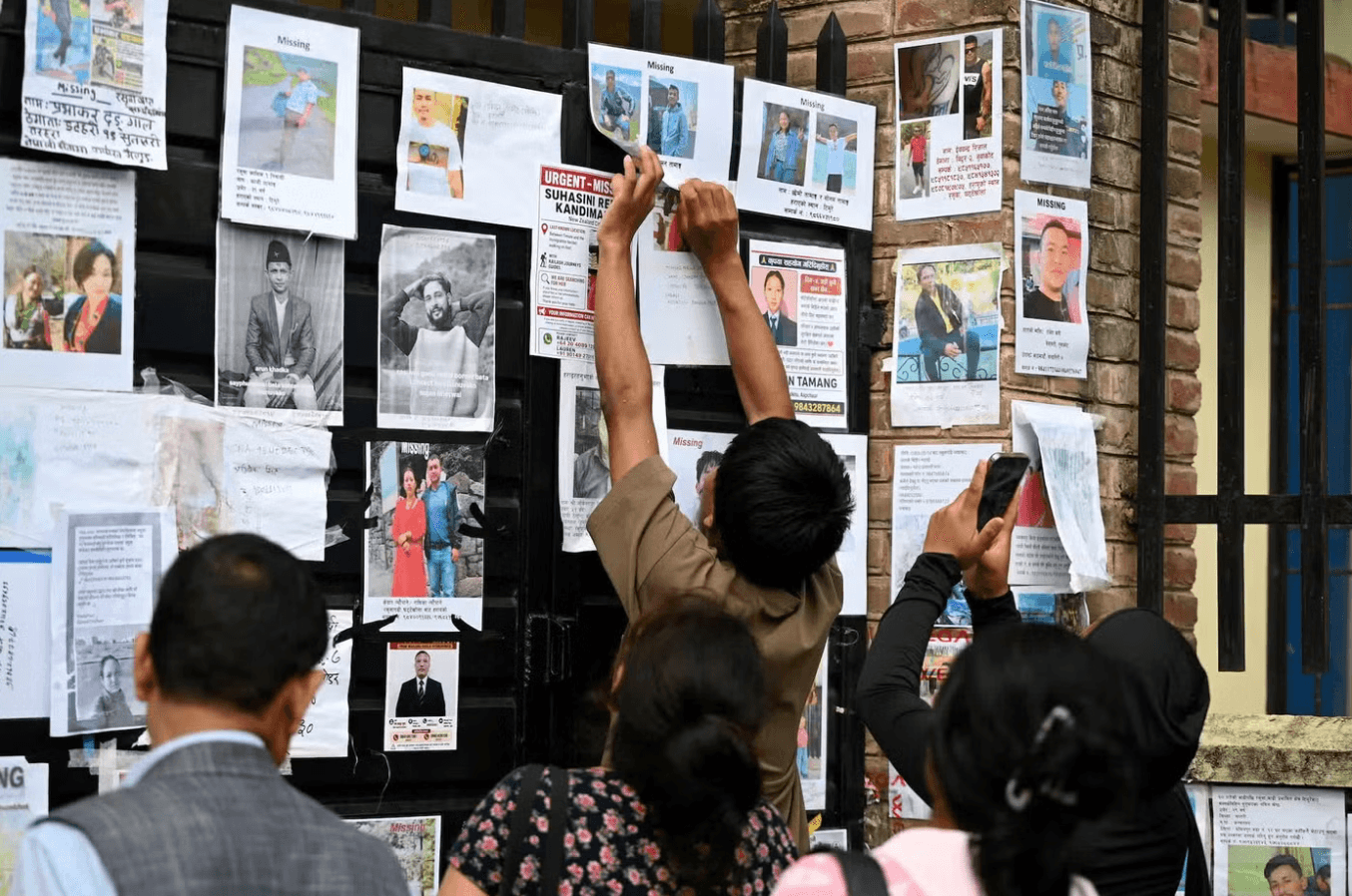 những người bị mất tích được thân nhân dán bên ngoài một trung tâm y tế ở Kathmandu (Nepal). (Ảnh: Reuters)