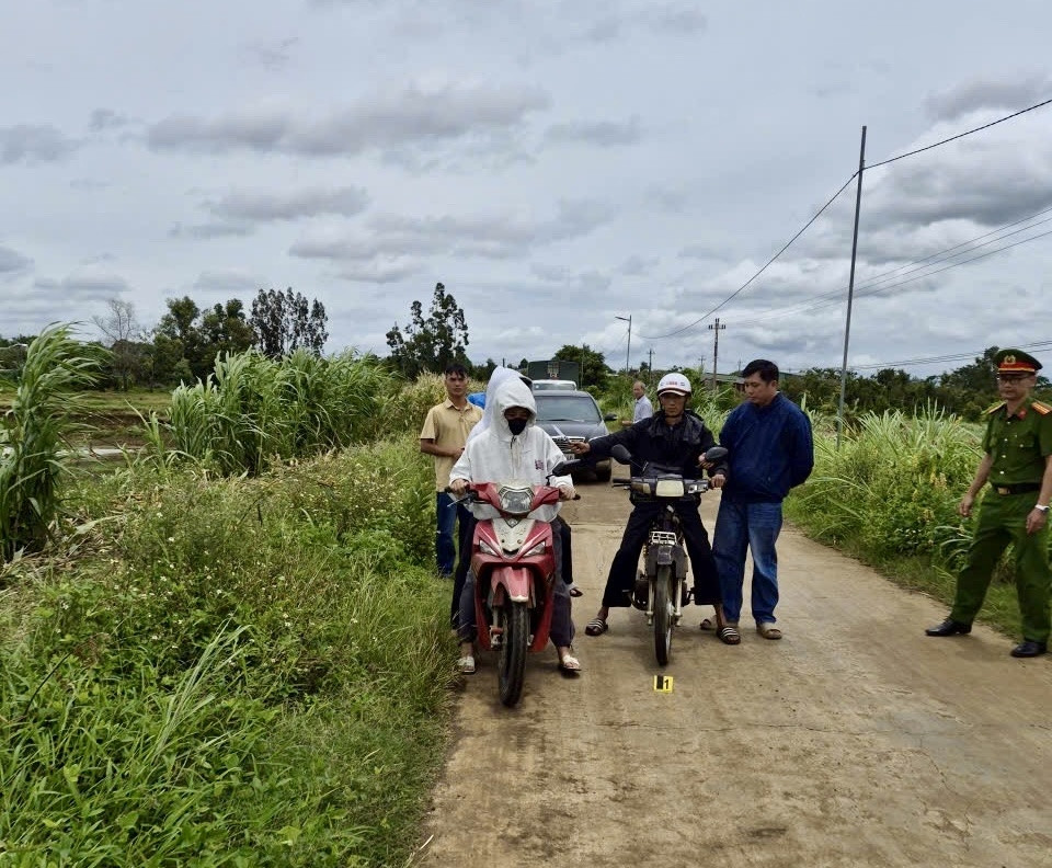 công an Đắk lắk khởi tố, bắt giam đối tượng gây ra 2 vụ cướp liên tiếp rạng sáng hình ảnh 2 cong an Dak lak khoi to, bat giam doi tuong gay ra 2 vu cuop lien tiep rang sang hinh anh 2