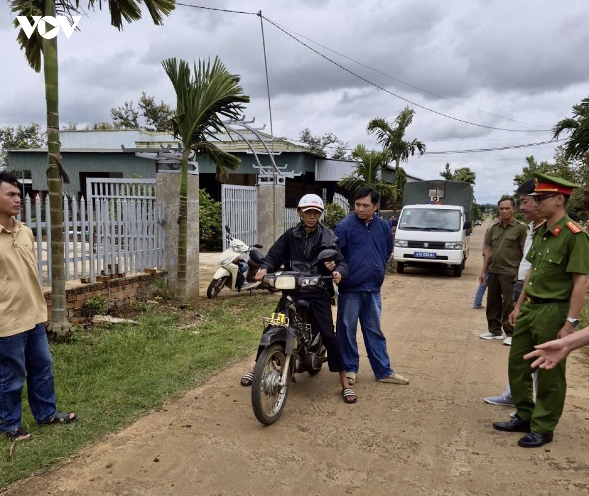 công an Đắk lắk khởi tố, bắt giam đối tượng gây ra 2 vụ cướp liên tiếp rạng sáng hình ảnh 1 cong an Dak lak khoi to, bat giam doi tuong gay ra 2 vu cuop lien tiep rang sang hinh anh 1