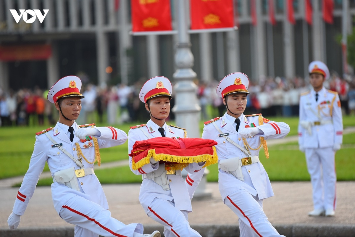hang nghin nguoi dan theo doi le thuong co tren quang truong ba Dinh sang 1 9 hinh anh 9