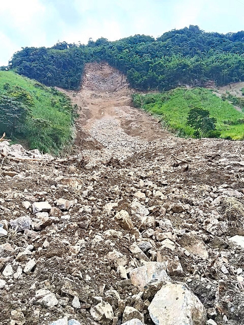 hàng trăm khối đất đá bất ngờ từ núi cao đổ xuống giữa trời nắng ở nghệ an hình ảnh 1 hang tram khoi dat da bat ngo tu nui cao do xuong giua troi nang o nghe an hinh anh 1